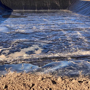 แผ่นเมมเบรน HDPE เรียบสำหรับบ่อขยะ <span class=keywords><strong>บ่อ</strong></span>เหมือง ป้องกันการรั่วซึม กันน้ำ กันรังสียูวี ทนสารเคมี ทนทาน แบบม้วน - Product Image 1