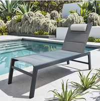 Chaise longue pliante moderne d'extérieur en aluminium avec coussins rembourrés inclinables pour jardin, hôtel, plage, piscine, salon