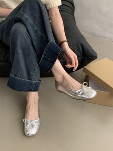 Zapatos de fondo plano de plata para mujer con frijol Retro francés para primavera otoño cucharón de hadas suave con función de luz diseño de leche roja - Product Image 4