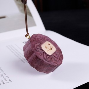 Adorno de madera con forma de pastel de luna Reunion Doll, color violeta ciprés, regalo para mujeres - Product Image 3