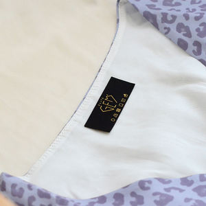 Etiquetas Tejidas Personalizadas de Lujo para Ropa, Negras con Logotipo Dorado, Hechas de Algodón para Decoración de Cuello de Camisetas y Prendas Textiles - Product Image 5