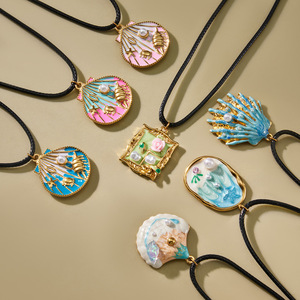 Collier Pendentif Coquillage en Émail Coloré et Imitation Perle pour Femme, Bijou Mystérieux et Étanche, Tendance et Élégant - Product Image 1