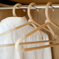 Nouveauté Cintre en tissu coloré de conception spéciale personnalisé Cintre en métal recouvert de corde Cintre de costume antidérapant pour magasin de vêtements