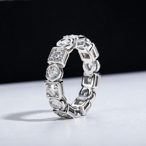 Anello Combinato Rotondo e Quadrato per Donne, Gioiello Minimalista ed Elegante per le Dita - Product Image 3