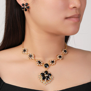 Parure de bijoux pour femme, collier et boucles d'oreilles pendantes florales plaquées or, 2 pièces, avec cristaux étincelants couleur <span class=keywords><strong>champagne</strong></span> - Product Image 3