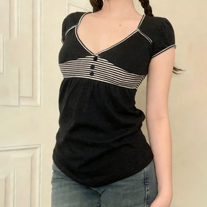 เสื้อครอปแขนสั้นคอวีลายทางขาวดำสไตล์ลำลอง แต่งผ้าแบบแพทช์เวิร์ค ทรงเอไลน์ กระดุมหน้า เหมาะสำหรับสาวๆ ใส่ได้ทุกวัน ใช้งานได้หลากหลาย - Product Image 1