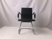 Chaise de bureau exécutive ergonomique moderne noire en cuir PU pour la maison, le bureau et l'atelier avec base chromée