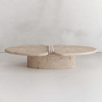 Table basse sculpturale luxueuse à pétales séparés, bord arrondi, en marbre travertin, esthétique Wabi Sabi, table d'appoint