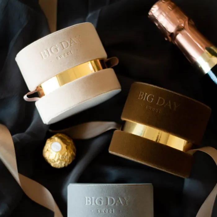 wholesale new design luxury velvet candy gift cardboard box ribbon wedding round tube gift box for guest