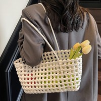Sac à bandoulière en PU tressé ajouré avec doublure en toile, idéal pour la plage, les vacances d'été et le shopping
