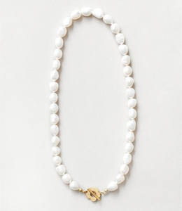 قلادة خانقة كلاسيكية عتيقة من النحاس المطلي بالذهب عيار 18 قيراط مع خرز لؤلؤ المياه العذبة على شكل زهرة للخطوبة والحفلات والهدايا - Product Image 5