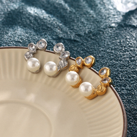 Boucles d'oreilles clous Dreamshow en forme de C avec fausses perles et accents transparents, plaqué or et ton acier, en acier inoxydable 316L, bijoux de créateur
