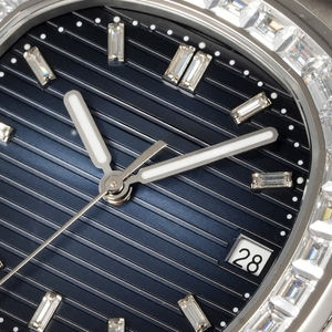 Montre octogonale sportive au fini platine intemporel, cadran bleu dégradé, bracelet intégré, montre de luxe pour occasions formelles et professionnelles - Product Image 3