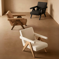 Fauteuil lounge moderne artisanal avec pieds en V inversé et finition en bois subtilement effiloché, meubles en bois pour salon