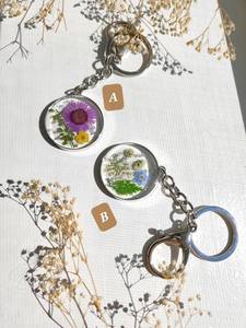 Llavero personalizado hecho a mano de resina con flores, accesorios de fiesta, regalos de relleno de medias - Product Image 2