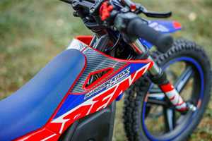 Moto tout-terrain pour enfants - Moteur central 74V, vitesse unique, frein à disque, cadre en alliage d'aluminium, pneus antidérapants pour une traction stable - Product Image 2