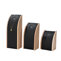 Présentoir à Colliers en Bois DIGU, Support en Cuir PU Noir en Forme d'Arc pour Pendentifs et Chaînes, Idéal pour Vitrine, Comptoir de Vente et Accessoire Photo
