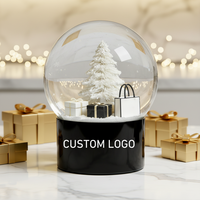 Globe à Neige Personnalisé en Résine de Luxe avec Sacs Cadeaux Arbre de Noël Blanc pour Cadeaux d'Entreprise, Promotions de Marque, Articles de Collection
