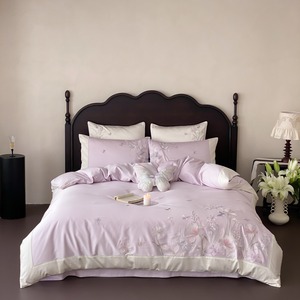 Elegante Set di Biancheria da Letto con Ricamo Floreale e Farfalle, 4 Pezzi, Copripiumino Rosa Setoso, Lenzuola Morbide e Federe per Camera da Letto Principale - Product Image 2