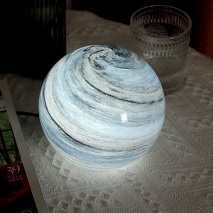 Lampada da Tavolo USB Moderna Minimalista a Forma di Pianeta, Luce Notturna Luna e Cielo Stellato, Illuminazione Dimmerabile per Camera da Letto - Product Image 2