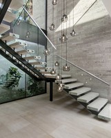 Escaliers droits en acier inoxydable personnalisés pour villa moderne Application intérieure en bois massif durable Garde-corps en verre pour appartements