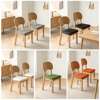 Chaise de salle à manger vintage du milieu du siècle en bois massif avec assise et dossier rembourrés en cuir PU pour une utilisation à la maison