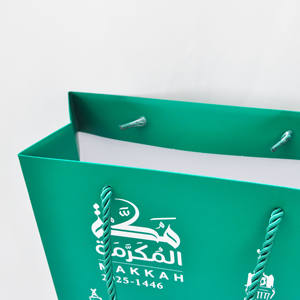 Sac en papier de luxe recyclable avec logo personnalisé imprimé en arabe, sac en papier à poignée pour le shopping - Product Image 2