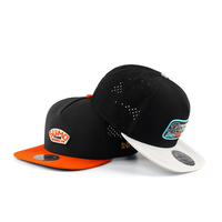 Casquettes Snapback Unisexe de Golf Premium 5 Panneaux Imperméables en Jersey Performance avec Logo en Caoutchouc PVC et Visière Plate Perforée Hydro