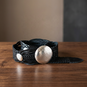 Ceinture en cuir véritable tressée avec conchos argentés, style classique, unisexe, design tissé noir - Product Image 5