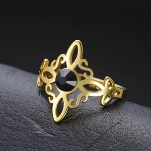 Streghe nodo con anello di zircone nero nodo trinità celtica in acciaio inox gioielli in Irlanda regali per le donne - Product Image 1