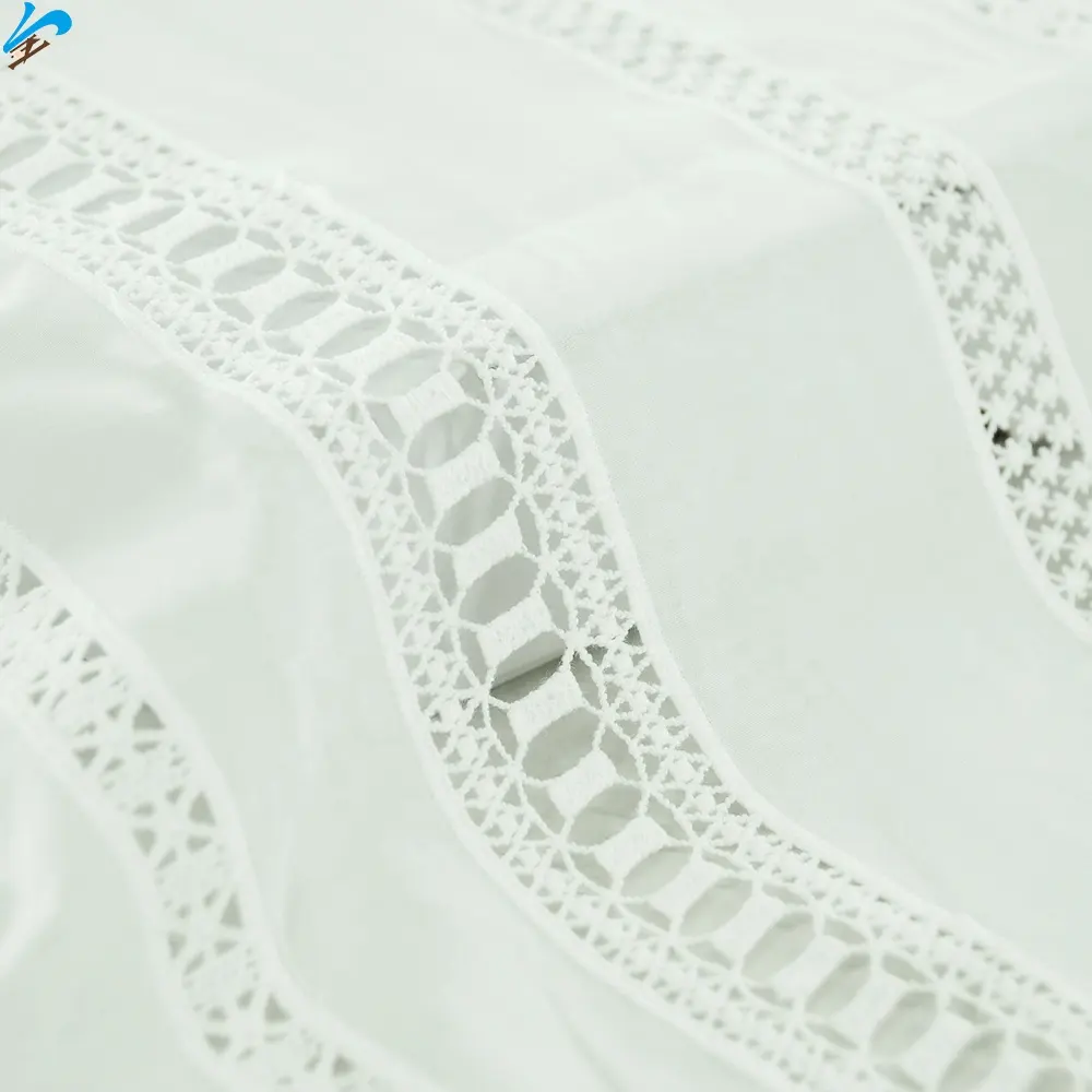 पोशाक बनाने के लिए उच्च गुणवत्ता वाले कस्टम 100% सूती पानी में घुलनशील कट कपड़ा नरम सफेद रंग के फूल फीता कढ़ाई कपड़ा