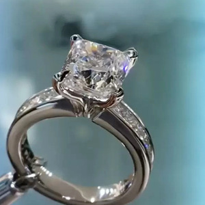 Anello di Fidanzamento F1548 con Diamante Taglio Principessa, Colore D, in Oro Bianco Naturale con Diamanti Laterali - Product Image 2