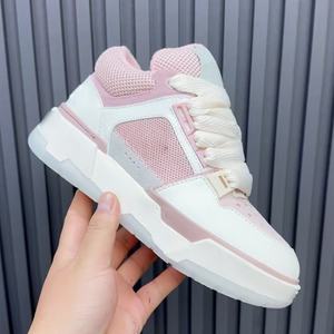 รองเท้าดีไซน์เนอร์คุณภาพสูงสีชมพูขาว แฟชั่นสำหรับทุกเพศ วัสดุหนังและยาง รองเท้าลำลอง รองเท้าผ้าใบสำหรับผู้ชาย - Product Image 2