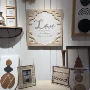 لوحة حائط مربعة مصنوعة من خشب البامبو عليها كلمة "الحب" تُستخدم لتزيين غرف النوم والمعيشة بالمنزل للبيع بالجملة