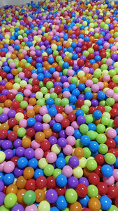 Balles océaniques colorées en plastique creux de 5/5,5/6/7/8 cm, vente directe d'usine en gros pour aires de jeux intérieures - Product Image 4