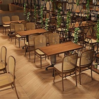 Ensemble de meubles de bar club, café, restaurant, banquette en rotin, chaises et tables basses pour restaurants
