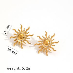 Conjunto de joyas de lujo en oro mate para mujer, compuesto por collar, pendientes, pulsera y anillo con circonitas cúbicas en cobre. - Product Image 4
