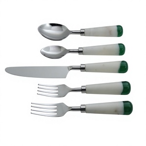 Ensemble de couverts élégants en métal avec manche en résine blanche et verte, vaisselle durable pour la maison et les mariages, au meilleur prix - Product Image 1