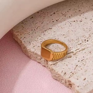 Bague de fiançailles carrée en acier inoxydable plaqué or 18 carats pour femme, gravée sur mesure, modèle <span class=keywords><strong>Atila</strong></span>, bijoux tendance en gros - Product Image 3