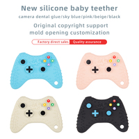 Vente en gros Faible MOQ Jouet de dentition en silicone type manette de jeu certifié CPC de qualité alimentaire pour bébé, jouet de dentition molaire alphabet sans BPA pour cadeau de baby shower aux États-Unis