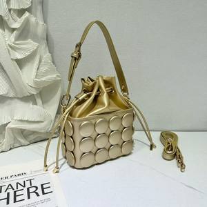 Bolso de Hombro Tipo Bandolera Cilíndrico de PU Hecho a Mano para Mujer, con Cierre de Botón y Cordón, Diseño de <span class=keywords><strong>Moda</strong></span> Versátil - Product Image 2