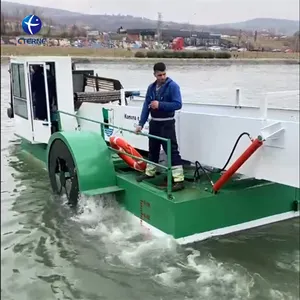 Petits ingénieurs d'usine de bateau de nettoyage de récolteuse de mauvaises herbes d'eau disponibles pour entretenir des machines à l'étranger