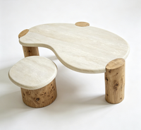 Table basse en travertin beige naturel avec pieds en bois de burl, finition mate anti-taches et à grands trous comblés pour salon moderne