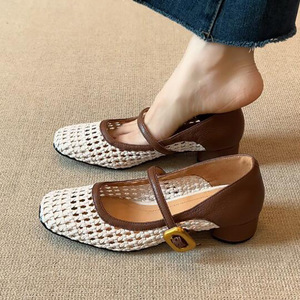 Sandalias de verano de PU suave con tacón grueso y una sola tira, estilo Mary Jane vintage con punta cuadrada y diseño hueco tejido para mujer - Product Image 1