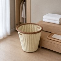 Panier de rangement en rotin beige en plastique durable avec poignées découpées, idéal pour les vêtements à la maison, les serviettes d'hôtel et l'organisation de la lessive