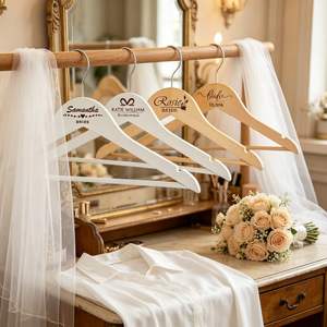 Cintres en bois personnalisés pour demoiselles d'honneur, gravure de nom, cadeaux de demande en mariage, accessoires de photographie, support mural individuel pour magasin - Product Image 1