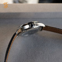 Montre squelette automatique à heures sauteuses Calibre 8215 avec modification, logo personnalisé, verre saphir et bracelet en cuir