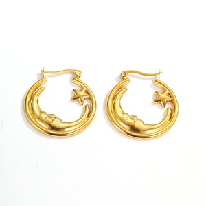 Boucles d'oreilles créoles lune et étoile en or Boucles d'oreilles design céleste Accessoire de mode idéal pour cadeau femme - Product Image 2