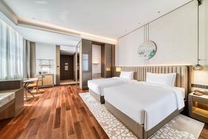 ชุดเฟอร์นิเจอร์โรงแรม SHIYI Fairfield Inn by Marriott สำหรับห้องนอน ห้องน้ำ พร้อมตู้ใต้อ่างล้างหน้า และโซฟาในล็อบบี้ - Product Image 2