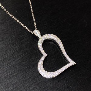 Collana Minimalista con Ciondolo a Cuore per Donne, Catena con Charm d'Amore, Gioiello alla Moda per Uso Quotidiano, Regalo - Product Image 1